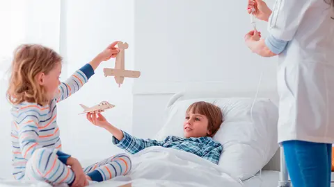 Niños jugando en un hospital (Foto: Envato)