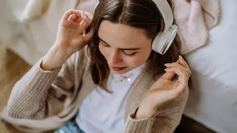 Mujer escuchando música (Foto: Envato)