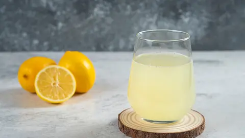 Agua con limón (Foto: Envato)