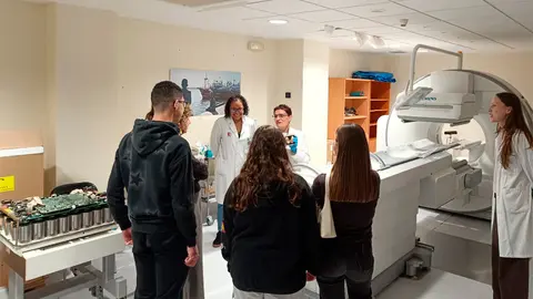 Alumnos conocen de cerca la investigación biomédica (Foto: IDIVAL)