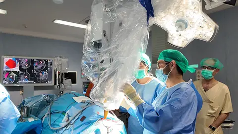 Primera cirug&iacute;a de un tumor cerebral asistida por el microscopio robotizado, la biopsia digital y la RIO (Foto: Gobierno de Cantabria)