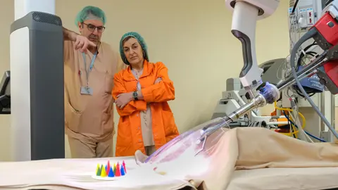 El jefe de Urolog&iacute;a de Valdecilla explica a la presidenta el funcionamiento del nuevo robot (Foto: Gobierno de Cantabria)