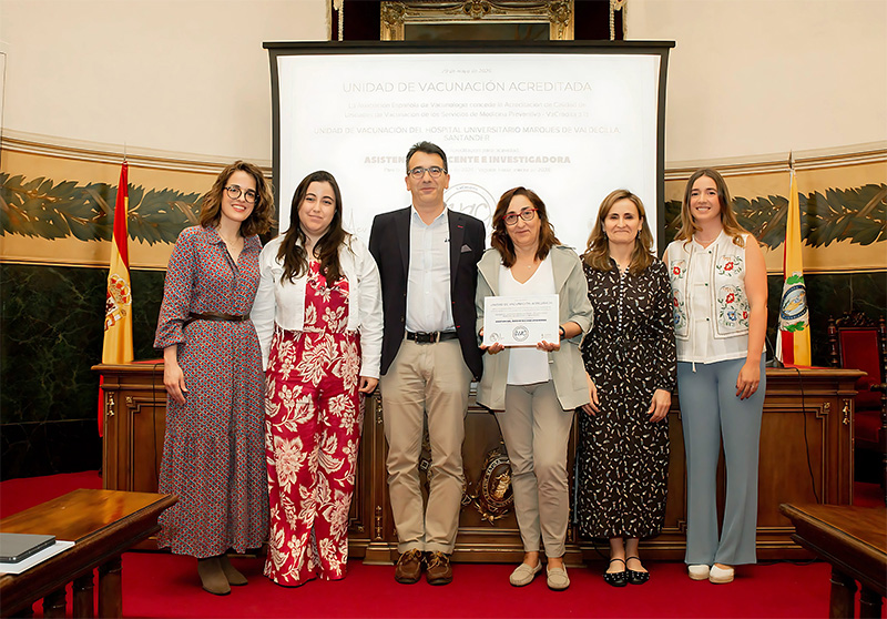 Lucía Quintilla, Jorge Arozamena, Henar Rebollo y Paz Rodríguez, recogen el distintivo (Foto: Gobierno de Cantabria)